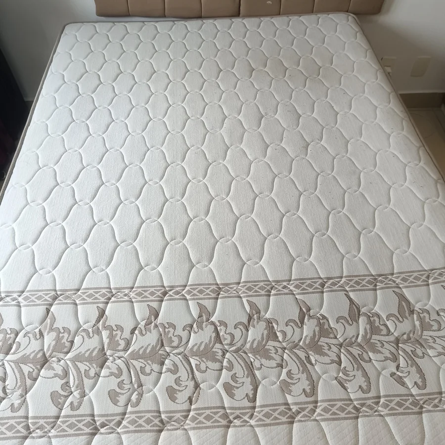 Colchão de casal depois da higienização, limpo e renovado